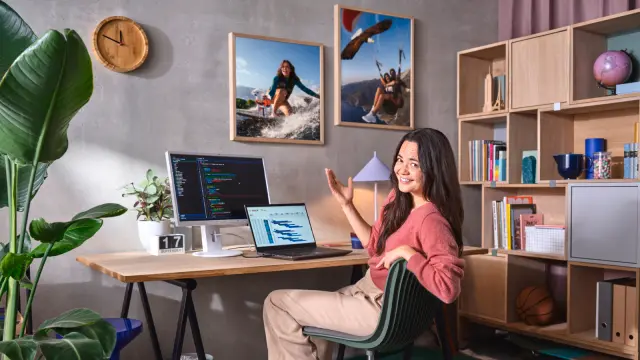 Çeşitlilik gösteren bir grup, üzerinde “Join the Team” yazılı atkıları havada tutuyor ve boş bir ofis koltuğunu işaret ediyor.